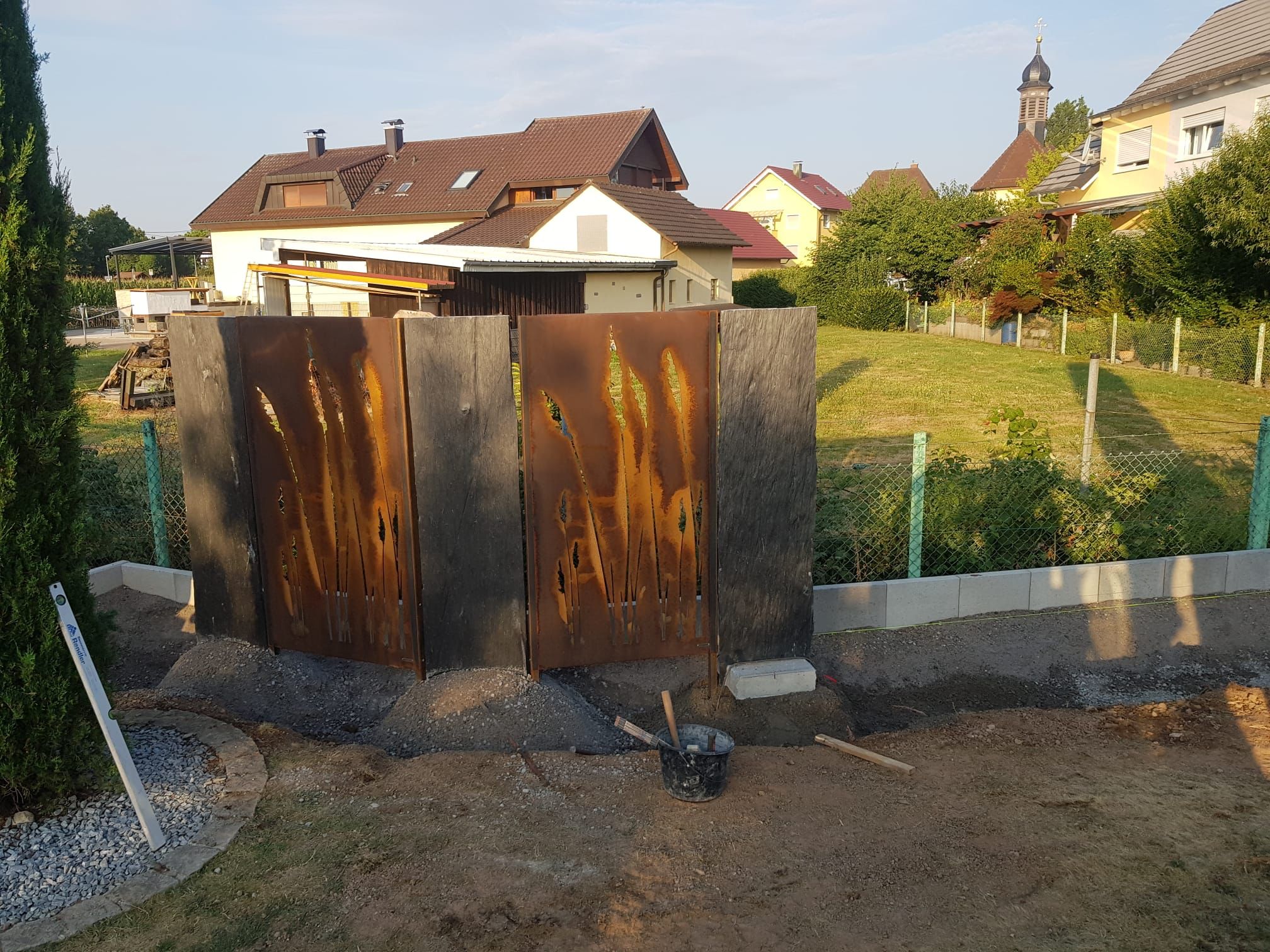 Edelrost Platten eingerahmt.
